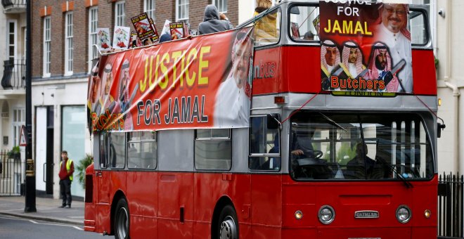 Un autobús de Londres con varios carteles que piden justicia después del asesinato de Khashoggi. | Henry Nicholls / Reuters