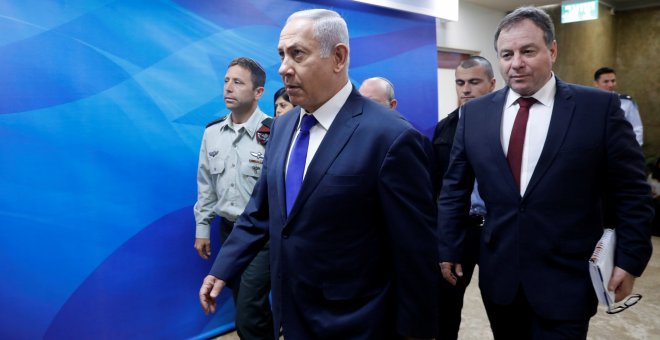 El primer ministro israelí, Benjamin Netanyahu, llega a la reunión semanal del gabinete en su oficina en Jerusalén