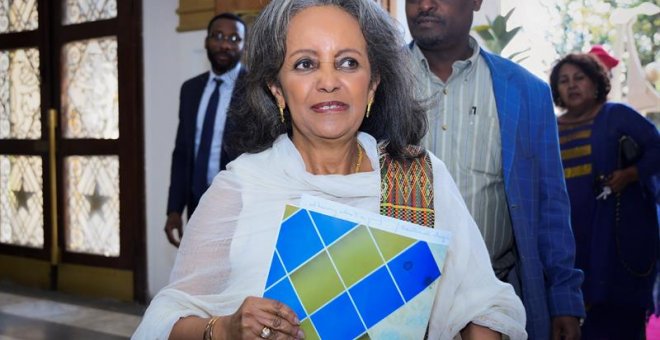 25/10/2018.- La embajadora Sahlework Zewde llega a una sesión conjunta de las dos cámaras del Parlamento, en Addis Ababa (Etiopía), hoy, 25 de octubre de 2018. Sahlework hizo hoy historia al ser nombrada presidenta de Etiopía y convertirse en la primera m