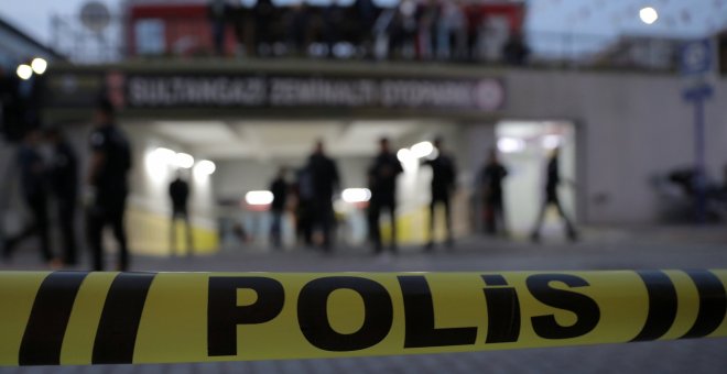 Policías turcos frente a un estacionamiento donde se encontró un vehículo del consulado de Arabia Saudita. REUTERS