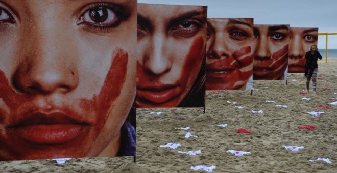 Relatos desgarrados sobre la violencia sexual en 'No es para tanto'.-AFP