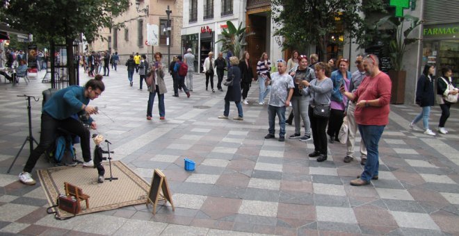 Mario González, con sus marionetas, en una calle del centro de Madrid. M.T.