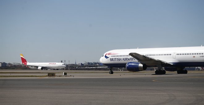 Aviones de Iberia y de British Airways, del grupo aéreo IAG, en las pistas del aeropuertos Adolfo Suárez-Madrid Barajas. E.P.