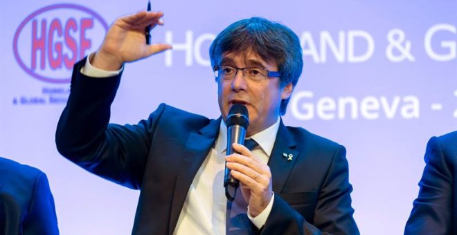 El expresidente de la Generalitat de Cataluña Carles Puigdemont interviene durante su participación en el Foro Crans Motana, que se celebra hasta mañana en Ginebra, Suiza, hoy, 25 de octubre de 2018. EFE/ Martial Trezzini