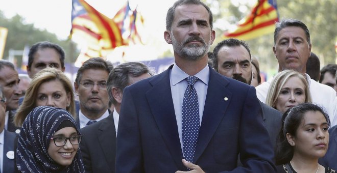 El Rey, en la cabecera de la manifestación contra los atentados yihadistas en Cataluña en 2017. ANDREU DALMAU EFE