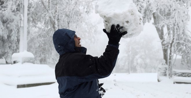 Un persona sostiene una gran bola de nieve en O Cebreiro, Lugo. ELISEO TRIGO/EFE