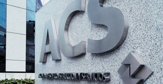 Logo de ACS en el exterior de su sede en Madrid.