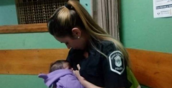 Una agente argentina de Policía da de mamar a un bebé en pleno operativo. FACEBOOK MATÍAS BRAVO