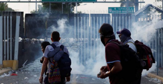 La caravana de migrantes rompe la valla que separa Guatemala de México. Reuters