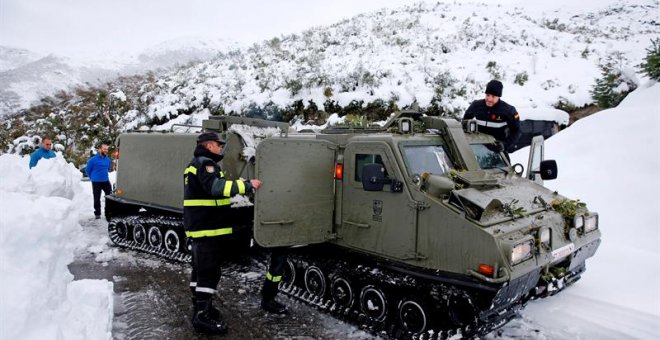 Los 120 efectivos de la Unidad Militar de Emergencias trasladados a Asturias para ayudar a paliar los efectos del temporal de nieve. /EFE