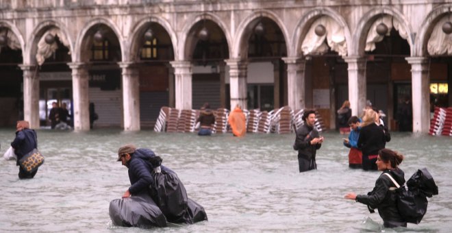 Cruzar la plaza de San Marcos solo es apto para nadadores/as. REUTERS/Manuel Silvestri