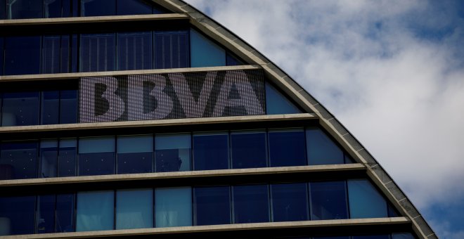 El logo del BBVA en el edificio La Vela, su sede en la zona norte de Madrid. REUTERS/Juan Medina