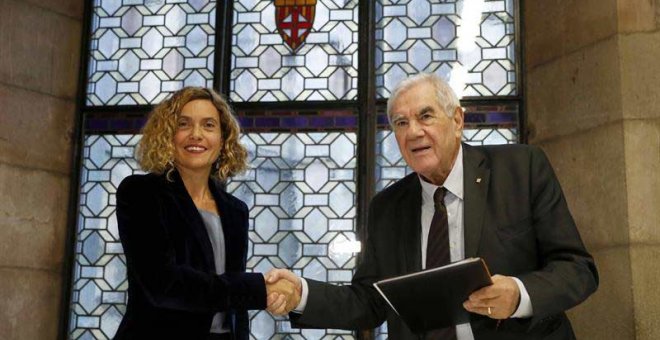 La ministra de Política Territorial, Meritxell Batet, y el conseller de Acción Exterior, Ernest Maragall, tras firmar el acuerdo para que el gobierno desista de los recursos de inconstitucionalidad de la ley de emergencia en el ámbito de la vivienda y la