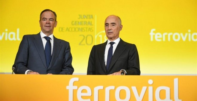 El presidente de Ferrovial, Rafael del Pino (der), y el consejero delegado de la constructora, Iñigo Meira, en la junta de accionistas. E.P.