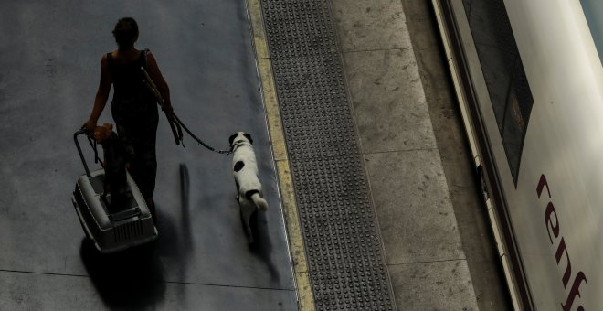 Una mujer se prepara para subir al tren en la estación madrileña de Atocha. REUTERS/Susana Vera