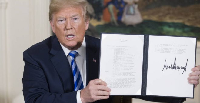 Trump muestra el decreto con el que abandona el acuerdo nuclear.- REUTERS