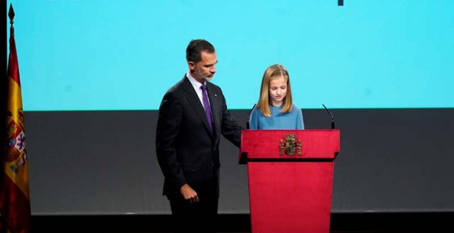 La princesa Leonor pronuncia sus primeras palabras en público bajo la supervisión de su padre, Felipe VI. (JUAN MEDINA | REUTERS)