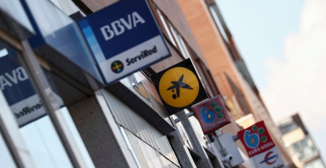 Varias sucursales bancarias en una calle de Madrid. REUTERS/Sergio Perez