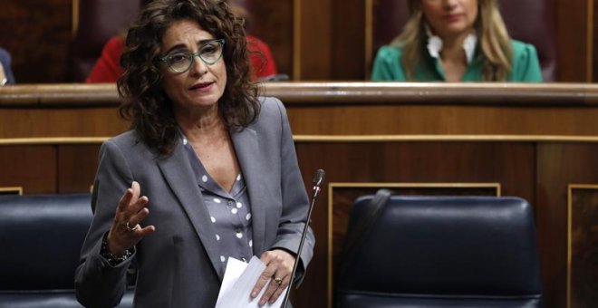31/10/2018.- La ministra de Hacienda, María Jesús Montero, durante la sesión de control al Gobierno celebrada hoy en el Congreso de los Diputados. EFE/Javier Lizón