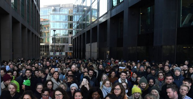 Trabajadores de Google en Dublín protestan a las afueras de su oficina. REUTERS/Clodagh Kilcoyne