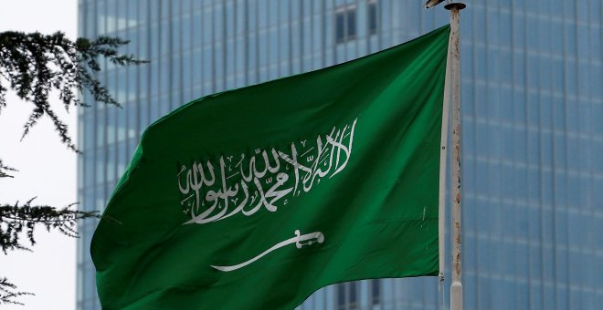 Una bandera saudí en frente del consulado de Arabia Saudí en Estambul -  REUTERS/Huseyin Aldemir