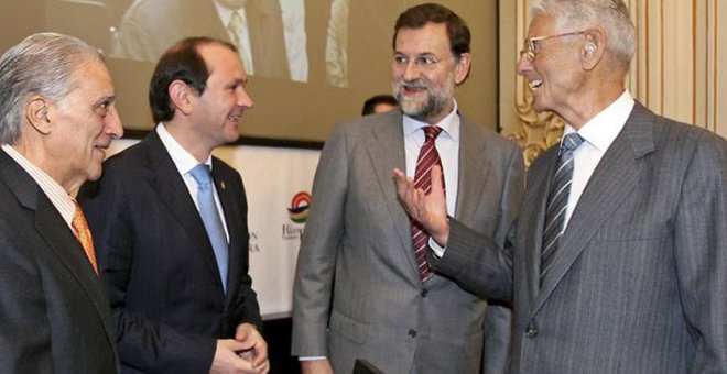 El expresidente del Gobierno Mariano Rajoy y su padre (a la derecha) en un acto de 2006. EFE