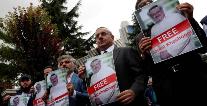 Carteles con la imagen del periodista Jamal Khashoggi. REUTERS