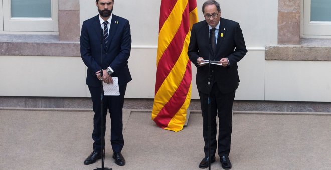 El presidente de la Generalitat de Cataluña, Quim Torra (d), y el del Parlament, Roger Torrent (i), durante la declaración institucional que han hecho tras conocerse que la Fiscalía acusa a los líderes del proceso independentista de un delito de rebelión.