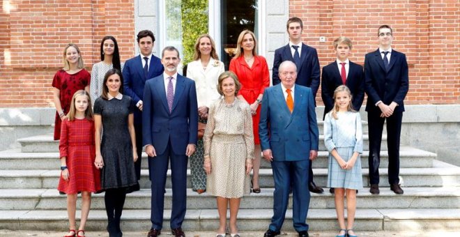 Los integrantes de la Familia Real posan en el almuerzo familiar en el Palacio de La Zarzuela con motivo del 80 aniversario de Su Majestad la Reina Doña Sofía. Francisco Gómez / EFE