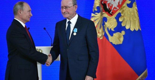 El presidente ruso, Vladimir Putin (i), condecora al alcalde de Málaga, Francisco de la Torre (d), durante una ceremonia en Moscú (Rusia) hoy, 4 de noviembre de 2018. De la Torre fue condecorado hoy por Putin con la Medalla Pushkin por su contribución a l