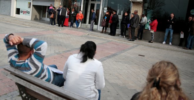 Personas haciendo cola en una oficina de Empleo de la Comunidad de Madrid. REUTERS/Andrea Comas