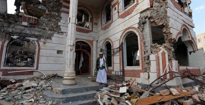 Un yemení posa junto a los escombros de un edificio destruido tras un supuesto ataque de la coalición liderada por Arabia Saudí, en Saná (Yemen), la pasada semana. EFE/ Yahya Arhab