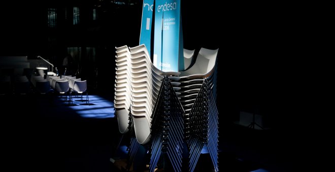 Un desplegable con el logo de Endesa sobre una pila de sillas preparadas para la junta de accionistas de la eléctrica, en su sede en Madrid. REUTERS/Andrea Comas