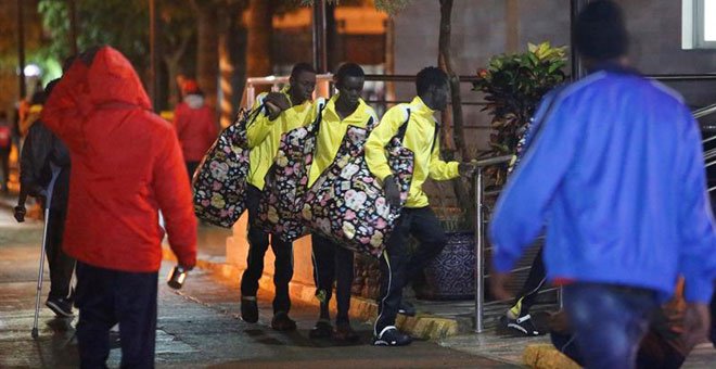 Los migrantes rescatados por Salvamento Marítimo llegan al puerto de Melilla. / EFE