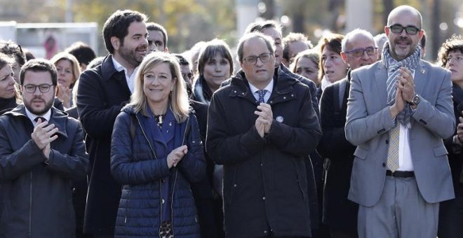 El conseller d'Interior, Miquel Buch, i l'expresidenta de l'Associació de Municipis per la Independència, Neus Lloveras, acompanyats del president de la Generalitat, Quim Torra, i el vicepresident del GovernPere Aragonès, a les portes del TSJC a punt de d