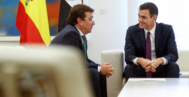 El presidente del Gobierno Pedro Sánchez, junto al presidente de la Junta de Extremadura, Guillermo Fernández Vara, en el Palacio de la Moncloa. EFE/ Emilio Naranjo
