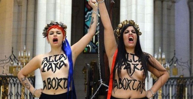 Dos activistas de Femen se encadenaron a un crucifijo de La Almudena de Madrid. / TWITTER DE FEMEN ESPAÑA