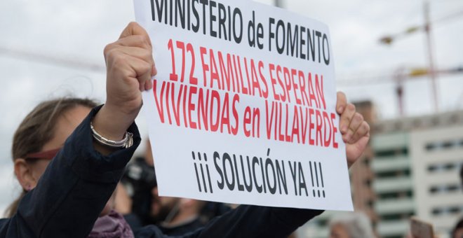 Concentración de los miembros de la cooperativa Vitra frente a la parcela situada en el barrio de Villaverde Bajo (Madrid). SONRYE FOTOGRAFÍA