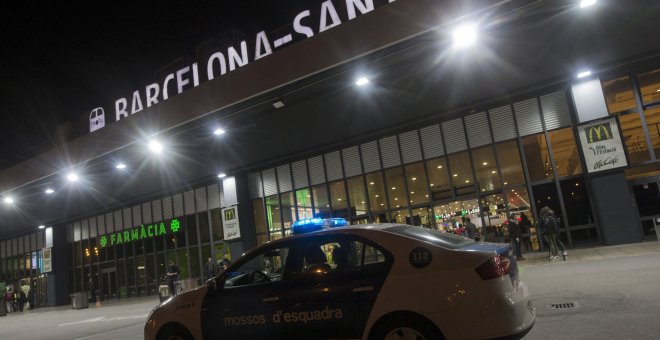 Un coche de los Mossos d'Esquadra frente a la estación central de Barcelona-Sants. EFE/Archivo