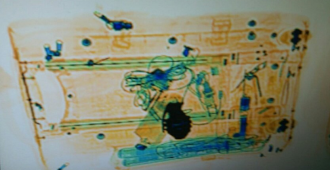 Imagen de escaner con el objeto sospechoso que ha puesto en marcha los dispositivos policiales en Madrid y Barcelona. Cuenta Twitter de los Mossos d'Esquadra
