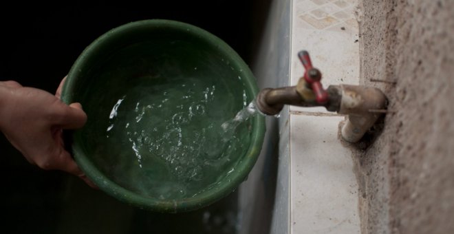 Detalle de la mano de una persona sacando agua del grifo. -  EFE/Archivo