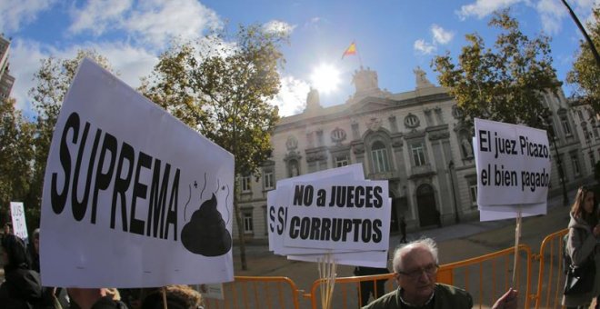 Un grupo de manifestantes protesta contra la decisión del Tribunal Supremo sobre las hipotecas, frente al mismo edificio. / EFE - RODRIGO JIMENEZ