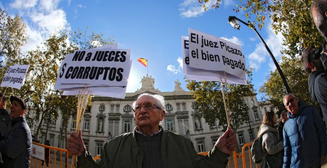 Un grupo de manifestantes protesta contra la decisión del Tribunal Supremo sobre las hipotecas, frente al mismo edificio. EFE/Rodrigo Jimenez