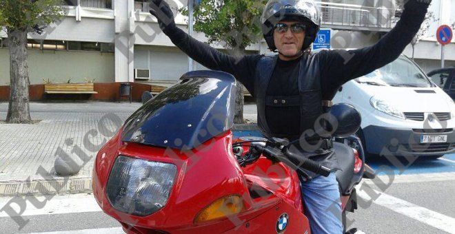 Manuel Murillo Sánchez, detenido por planear presuntamente un atentado contra el presidente del Gobierno, Pedro Sánchez, posa sobre una moto. /PÚBLICO