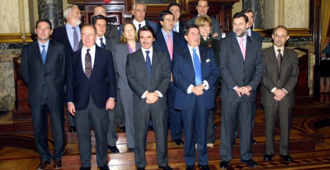 El exalcalde de A Coruña, Francisco Vázquez, posa junto al Gobierno de José María Aznar, que celebró un Consejo de Ministros en A Coruña en pleno escándalo del Prestige.- EFE