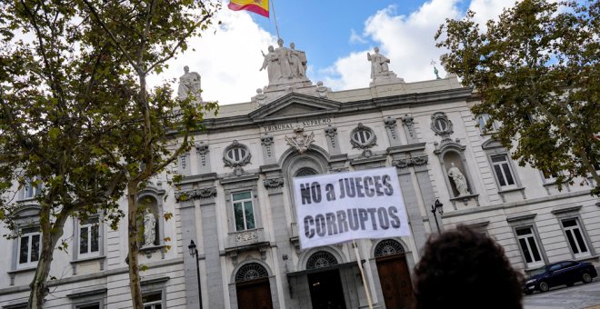 Una mujer con pancarta en una protesta contra la decisión del Tribunal Supremo sobre las hipotecas, frente a su sede en Madrid. REUTERS/Juan Medina