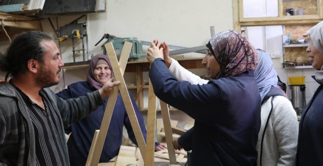 El grupo de mujeres de Al-Walaja trabajando  junto a Ala Hilu, artista palestino especializado en up-cycling. YARA RAMDAN