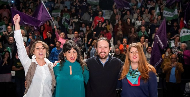 La candidata de Adelante Andalucía a la Presidencia de la Junta, Teresa Rodríguez (2i), participa junto al secretario general de Podemos, Pablo Iglesias (2d), la diputada Noelia Vera (i) y la portavoz de Participa Sevilla, Susana Serrano (d), en el acto ‘