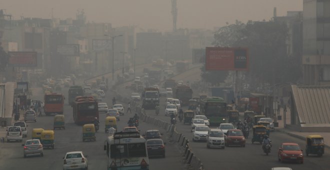 Los vehículos circulan en medio de la contaminación de Nueva Delhi. REUTERS/Anushree Fadnavis