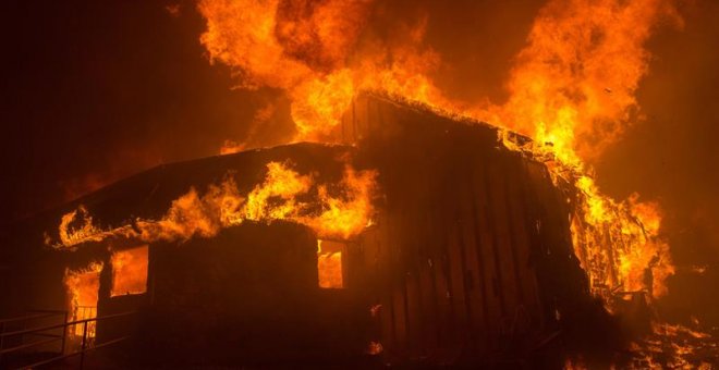 Vista del incendio hoy, jueves 8 de noviembre de 2018, en el condado de Butte, California (EE. UU.). Se ordenó a las comunidades cercanas de Pulga, Paradise y Concow que evacuen la zona.EFE/ Peter Dasilva